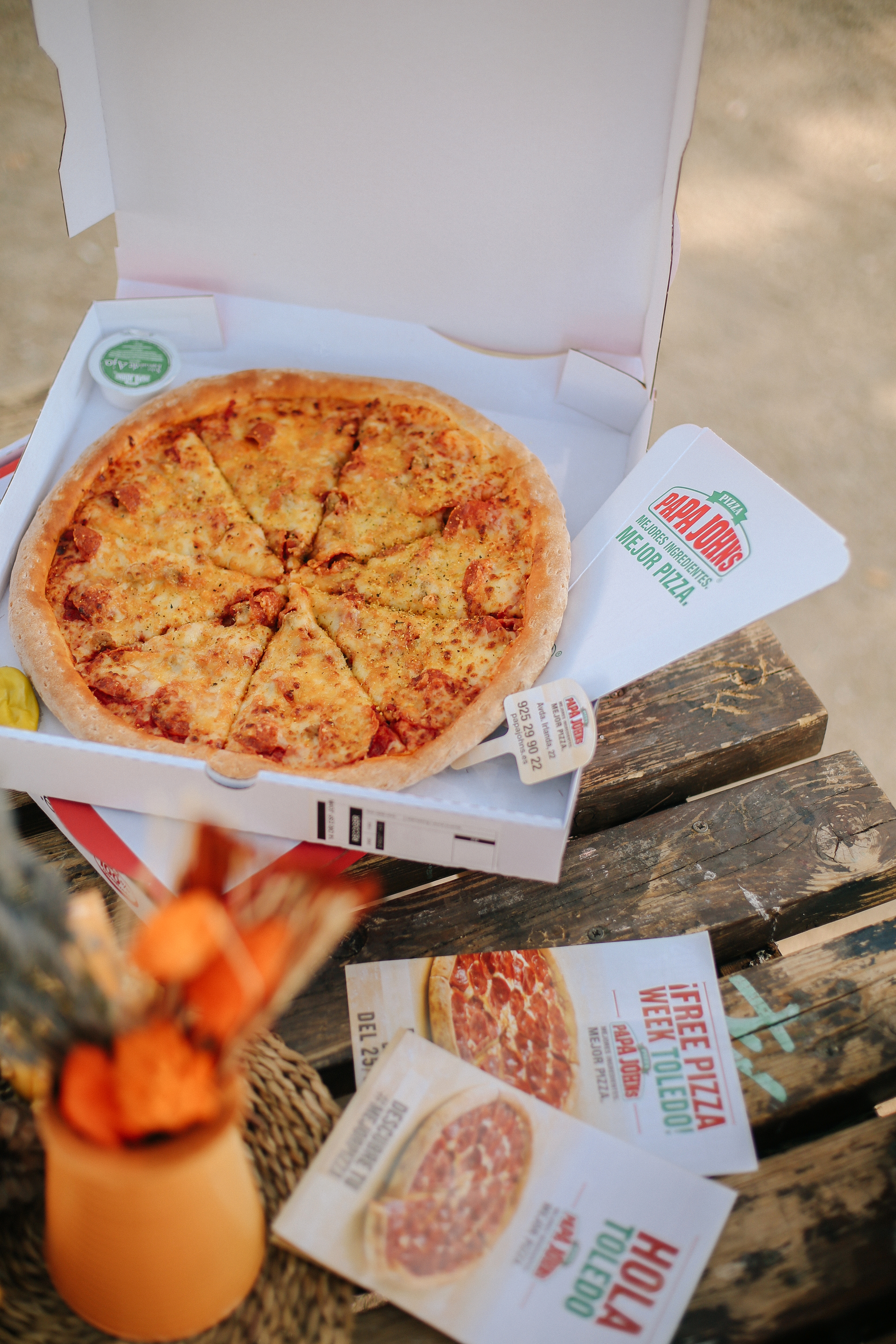 Mesa de picnic con pizza