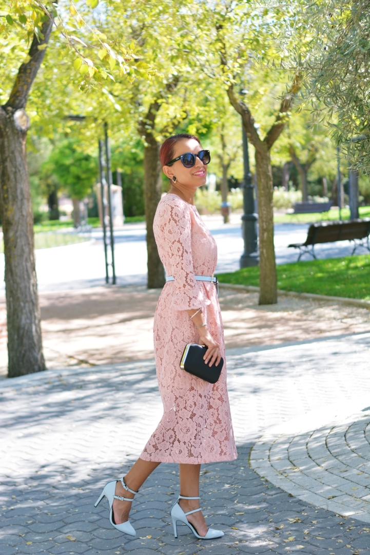 Outfit con vestido rosa